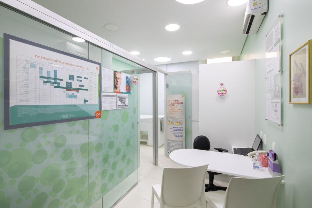 A VacinasBH, em Belo Horizonte- MG, possui mais de 30 anos de atividades, com atendimento personalizado e diferenciado, imunizando crianças, adolescentes, adultos, gestantes e idosos com atenção e carinho. Dispomos de moderno sistema de conservação de imunobiológicos com monitoramento via web, que garante segurança no controle de temperatura de nossos equipamentos.